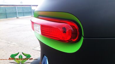 wrappsta.de_carwrapping-autofolierung_renault-twizy_matt-schwarz_gruen-carbon_12.jpg