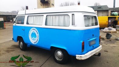 wrappsta.de_carwrapping-autofolierung_vw-bulli_hell-blau_glanz-weiss_08.jpg