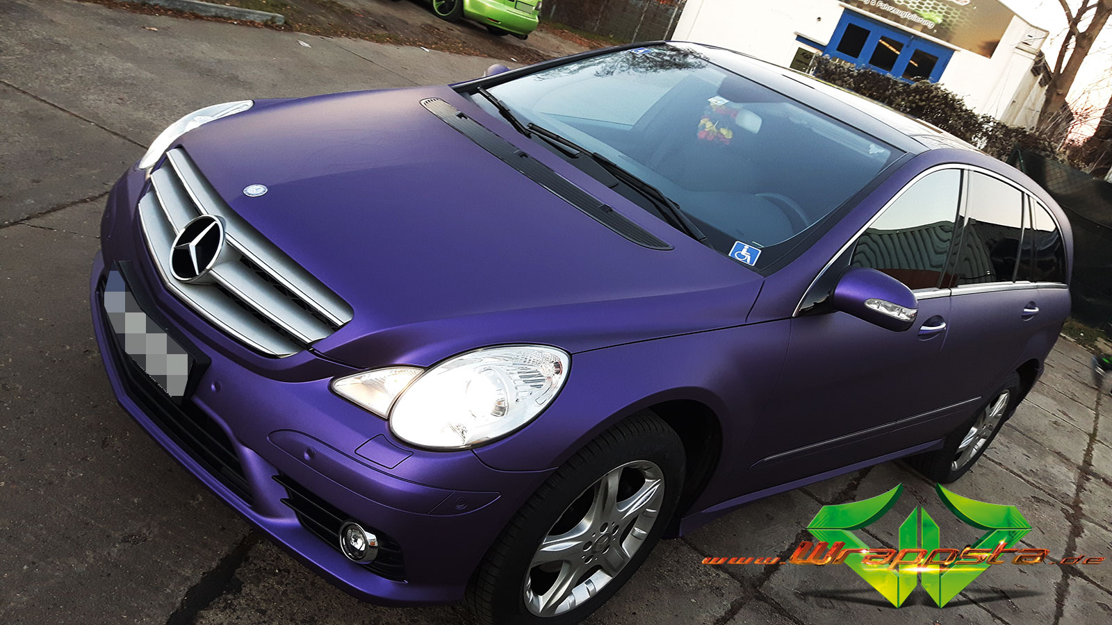 https://www.wrappsta.de/tl_files/img/gallery/Mercedes%20R%20Klasse%20-%20Matte%20Metallic%20Purple/wrappsta.de_carwrapping-vollfolierung_mercedes-r-klasse_matte-metallic-purple_09.jpg
